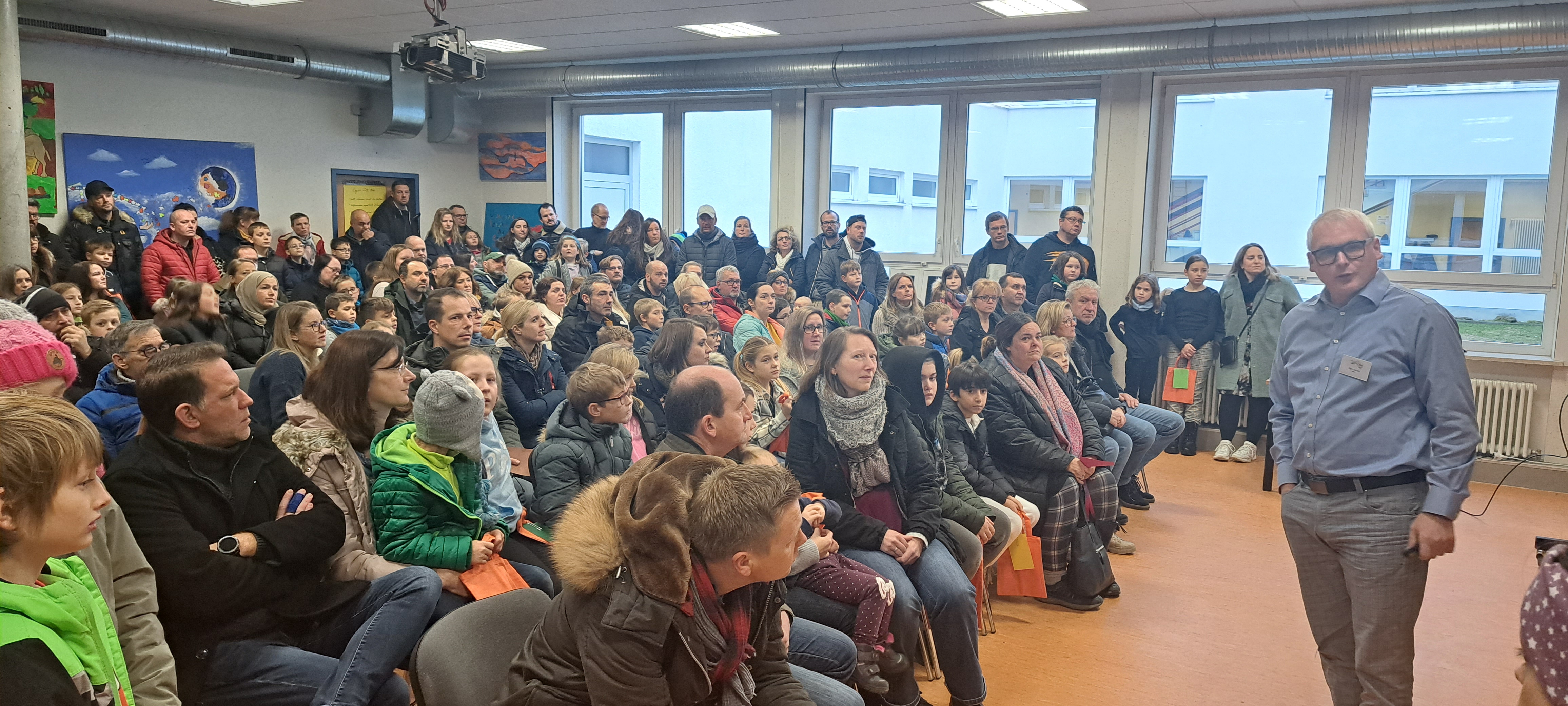 Der Schulleiter Timo Djelassi begrüßte sie zahlreichen Eltern und Kinder und erklärte das Konzept der Brohltalschule Niederzissen.