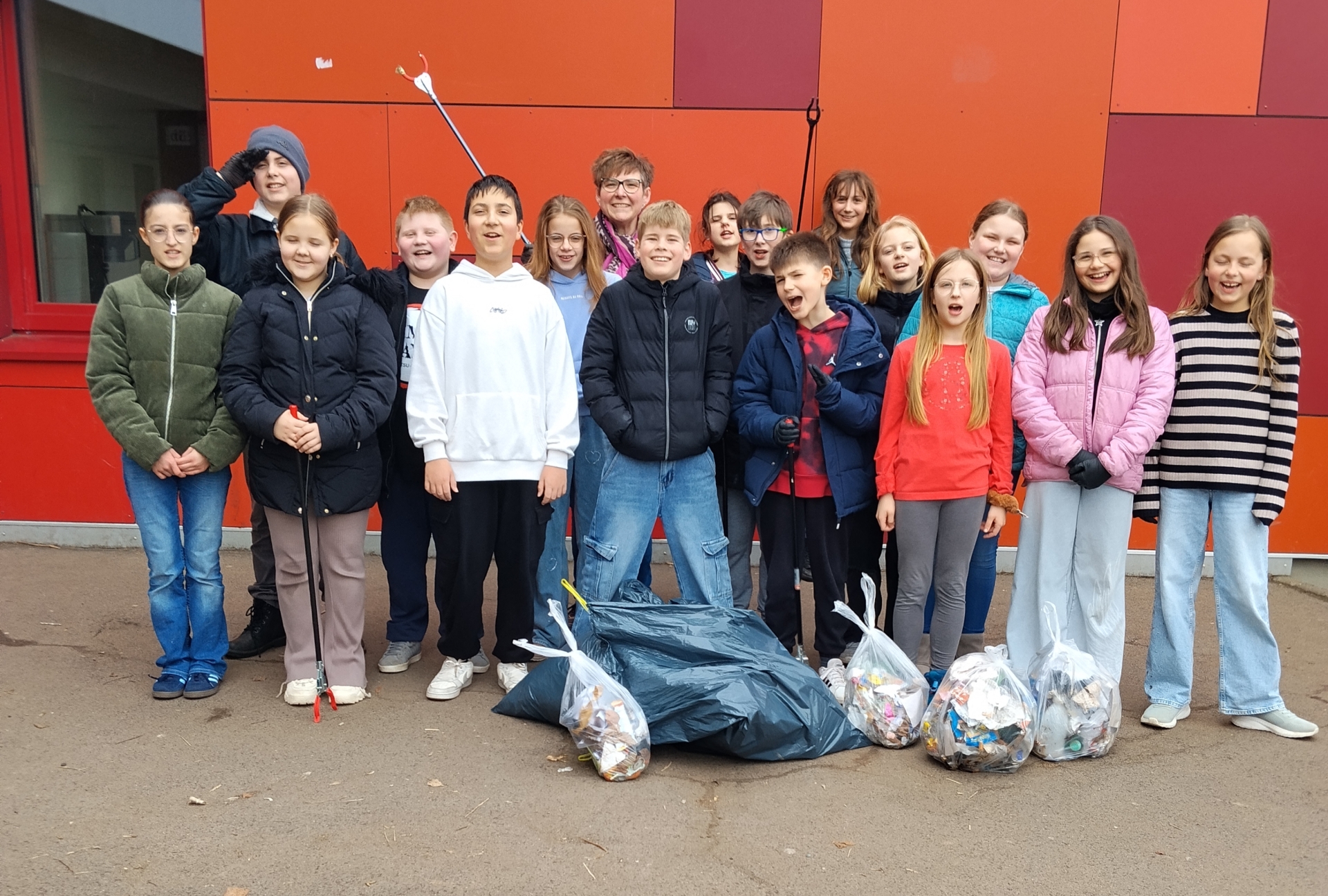 Die Kinder der Klasse 5c der Brohltalschule führten ihren eigenen „Dreckwegtag“ durch.