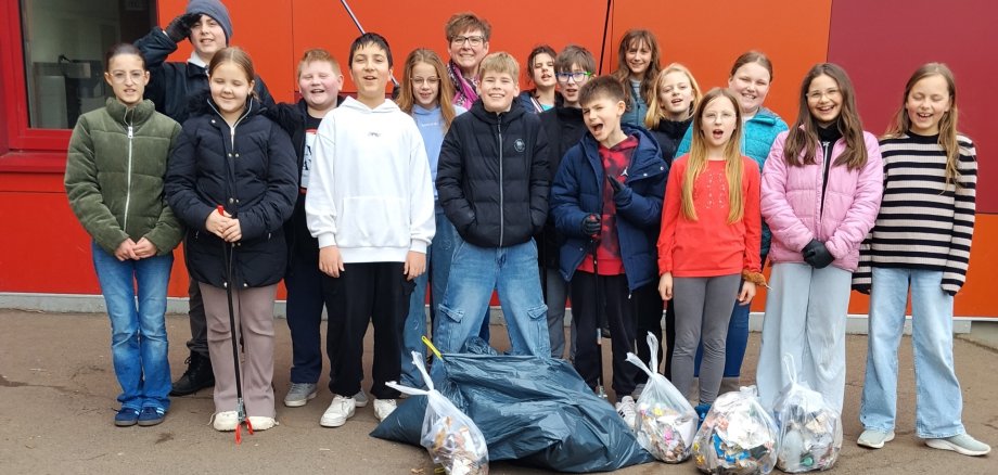 Die Kinder der Klasse 5c der Brohltalschule führten ihren eigenen „Dreckwegtag“ durch.